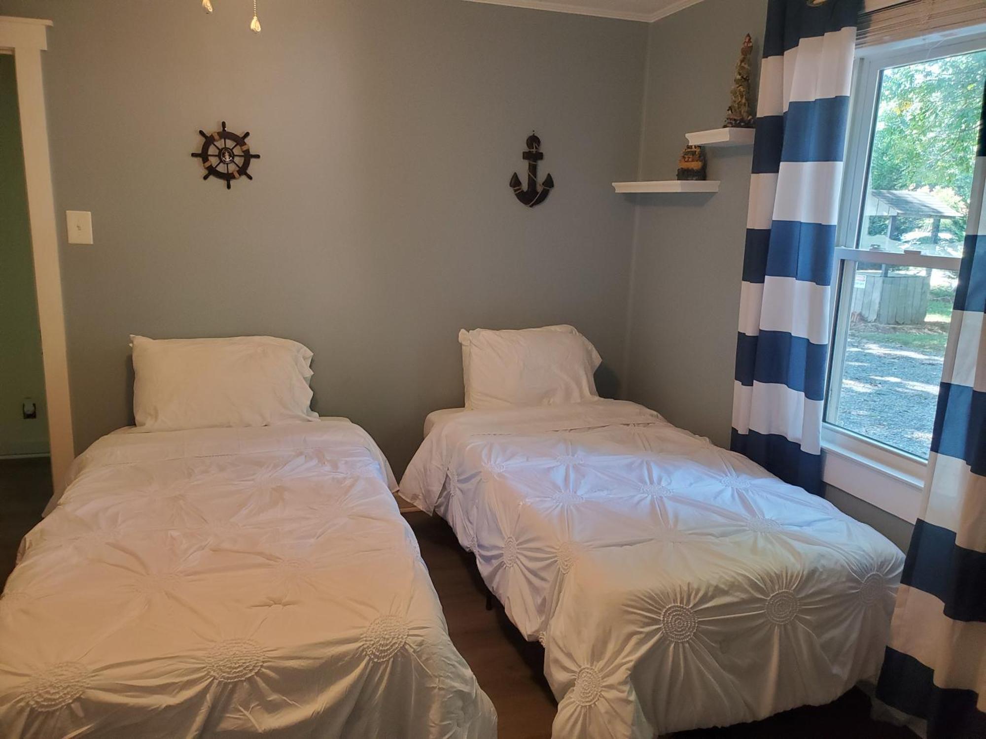Private Single Level Standalone House Large Lot - 3 Bedrooms Casa de férias *