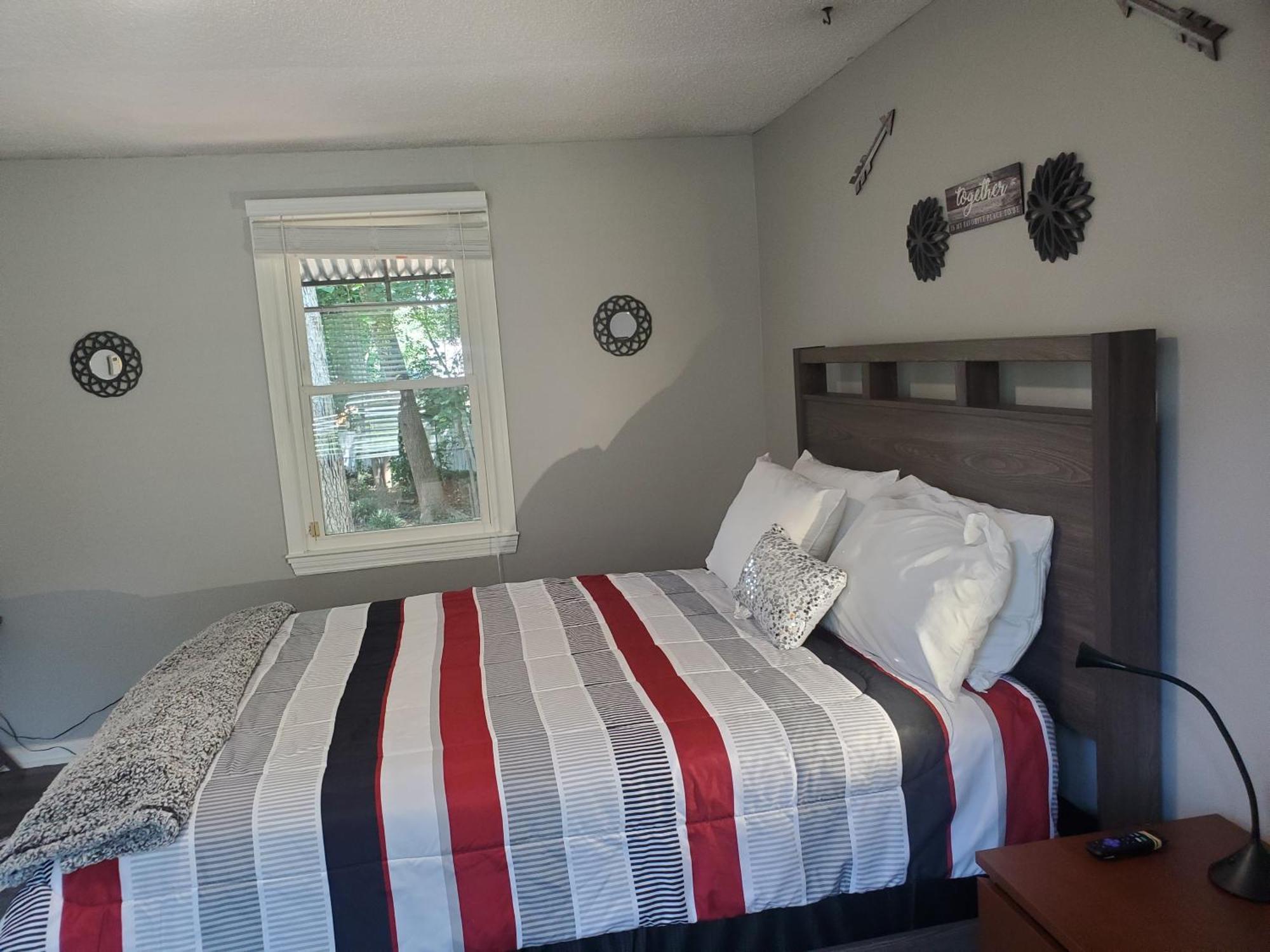 Private Single Level Standalone House Large Lot - 3 Bedrooms Casa de férias *